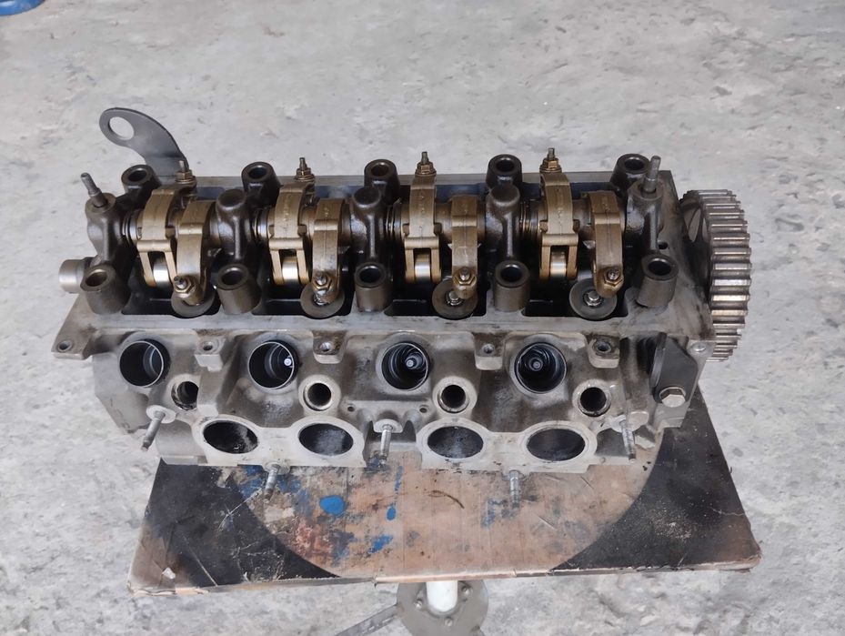 Продавам глава за Пежо 1,4