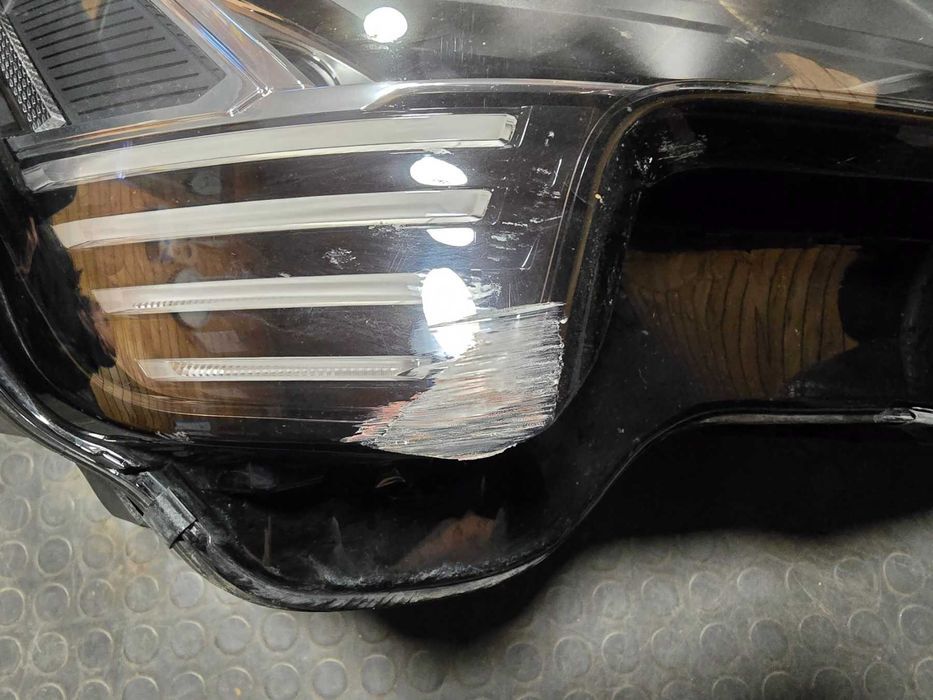 Десен оборудван фар за Audi E-Tron с забележки!