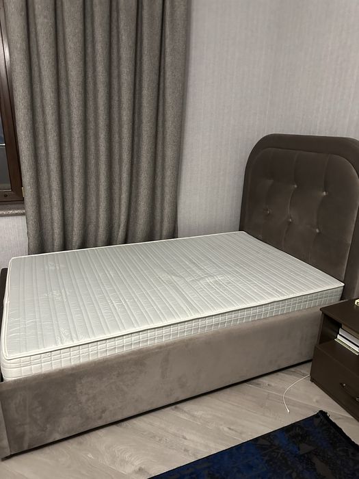 Кровать,одномесная,с матрасом