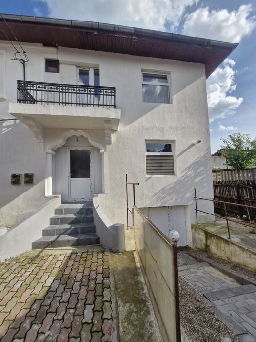 Apartament casa de închiriat. Pucioasa central.
