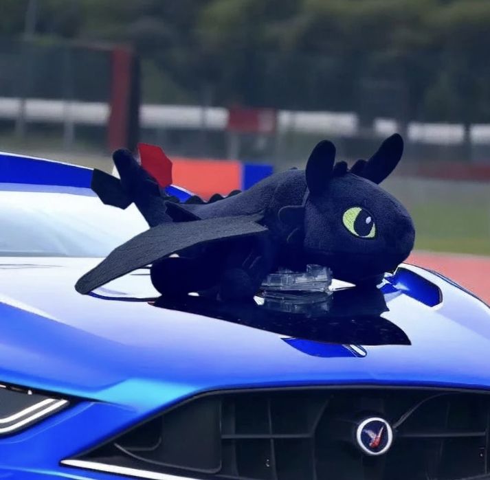 Дракон беззубик на авто