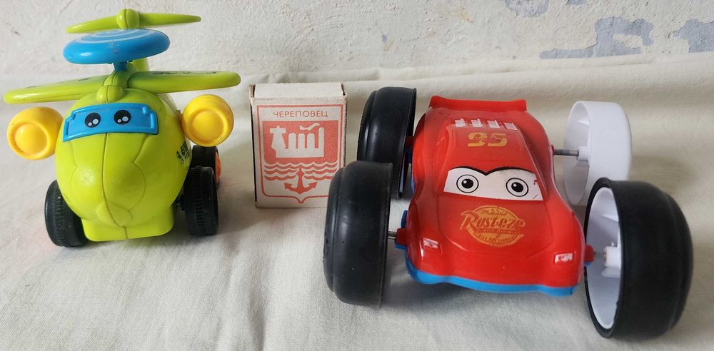Самоходные игрушки (самолет и машинка) на батарейках по 10000 сум
