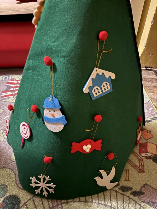 Bradulet din fetru cu decoratiuni