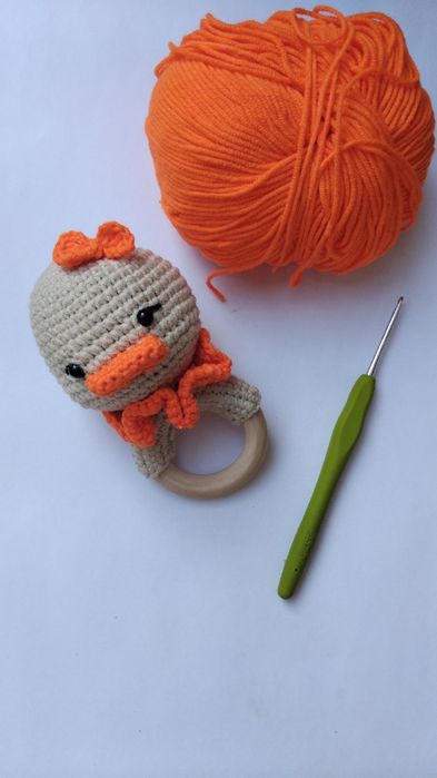 Различни плетени бебешки играчки