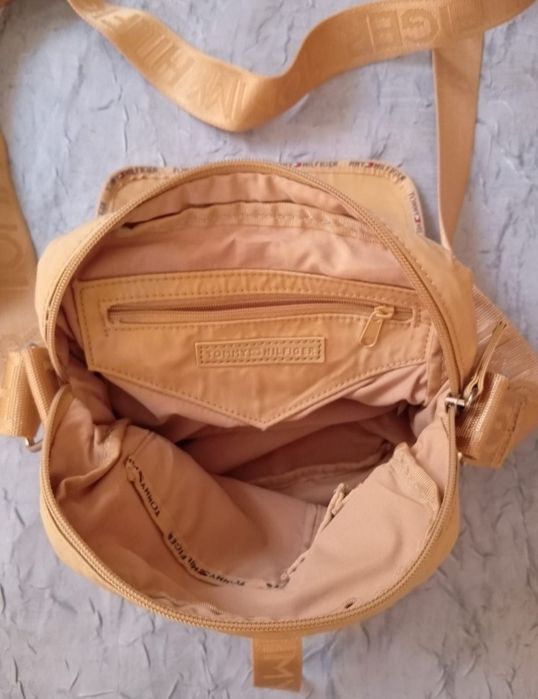 Vând geanta    Tommy       Hilfiger!