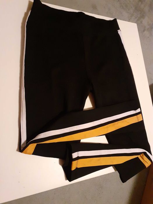 Черен клин с жълти и бели раета