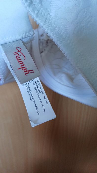 БЯЛ сутиен  Triumph 90 B НОВ