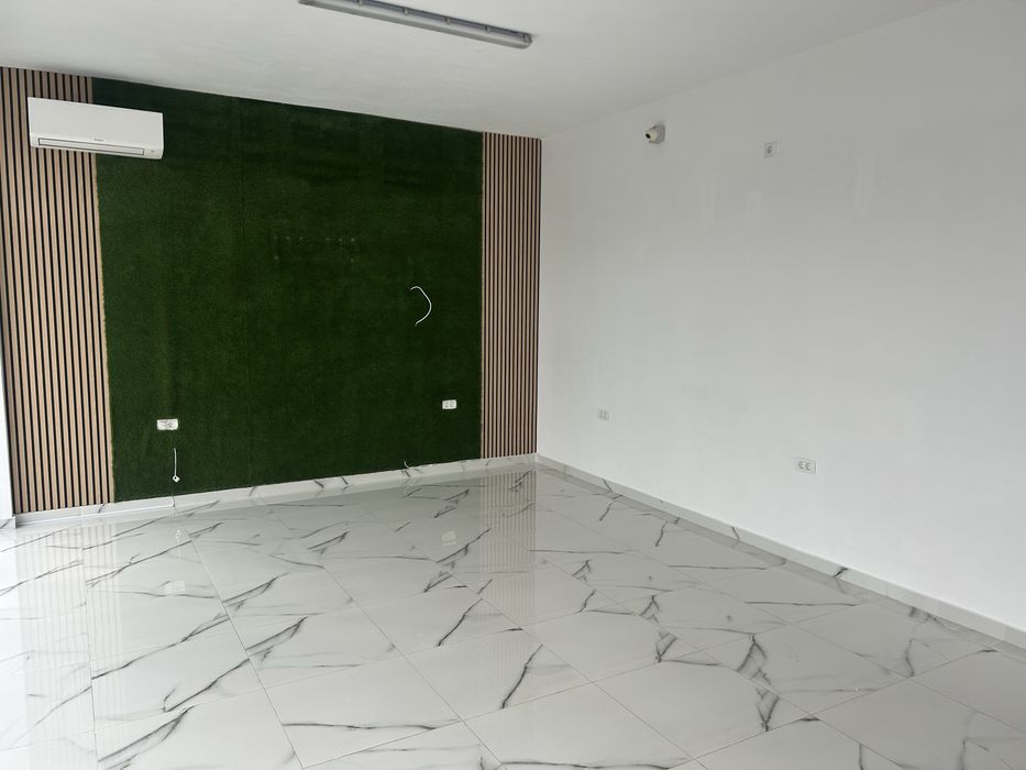 Vand spatiu comercial Albesti la drumul mational .