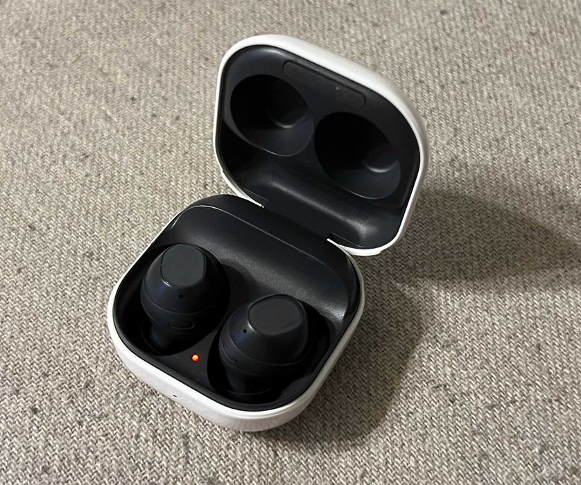 Samsung Galaxy Buds FE functioneaza doar casca stanga