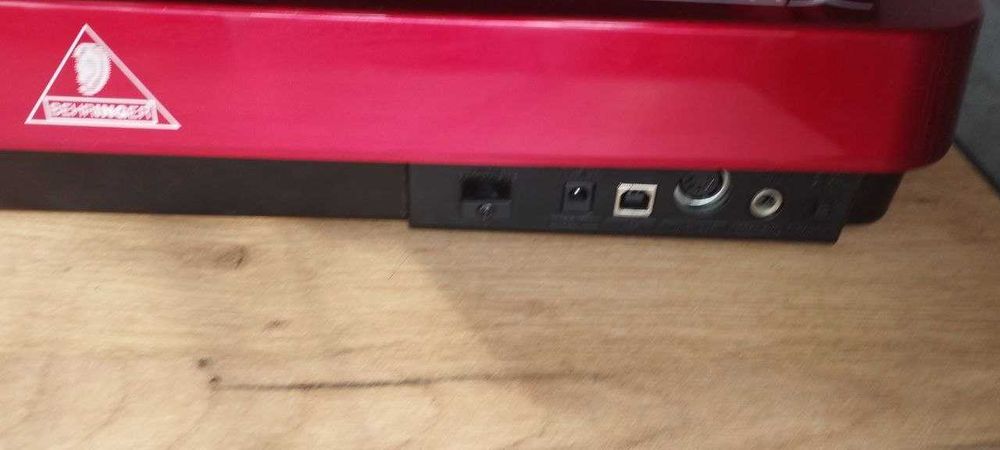 Продам MIDI-клавиатуру Behringer UMX49