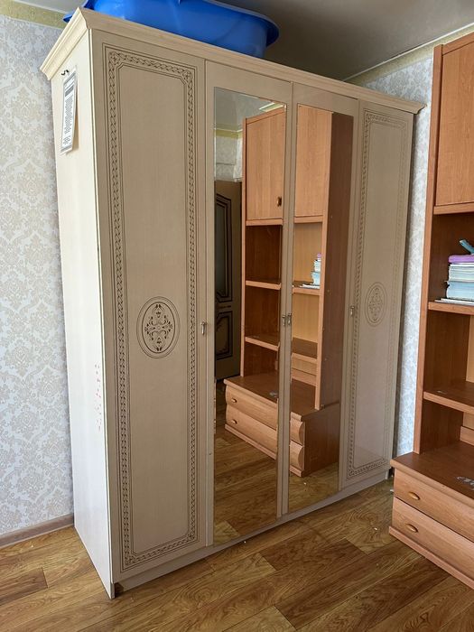 Диван шифоньер тумбочка стол стулья