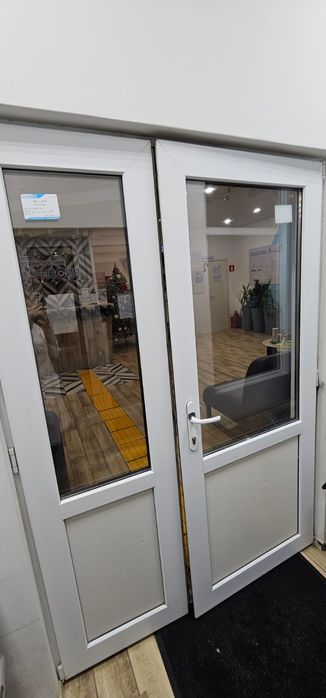 Продам пластиковую дверь