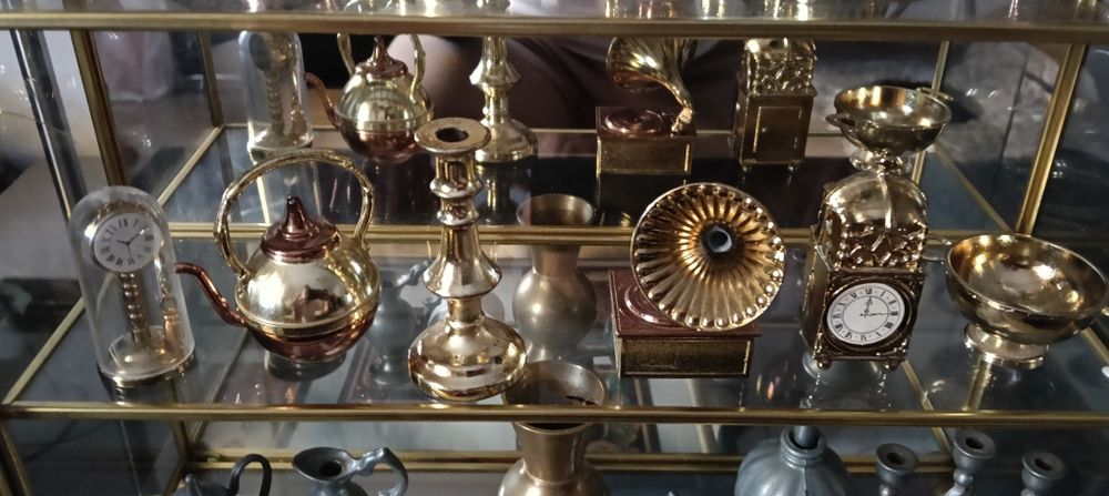 Vitrina cu miniaturi metalice minunata