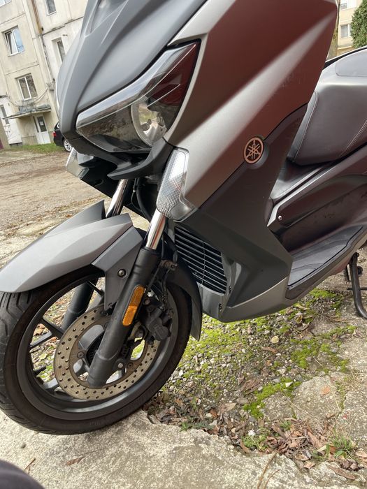 Yamaha Xmax 125 ABS se conduce cu B