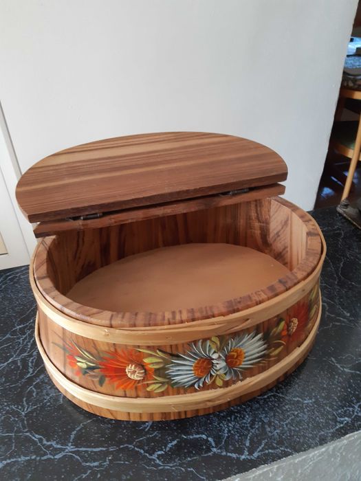 Cutie lemn ovala, pictata manual, cu capac ptr depozitare cosmetice
