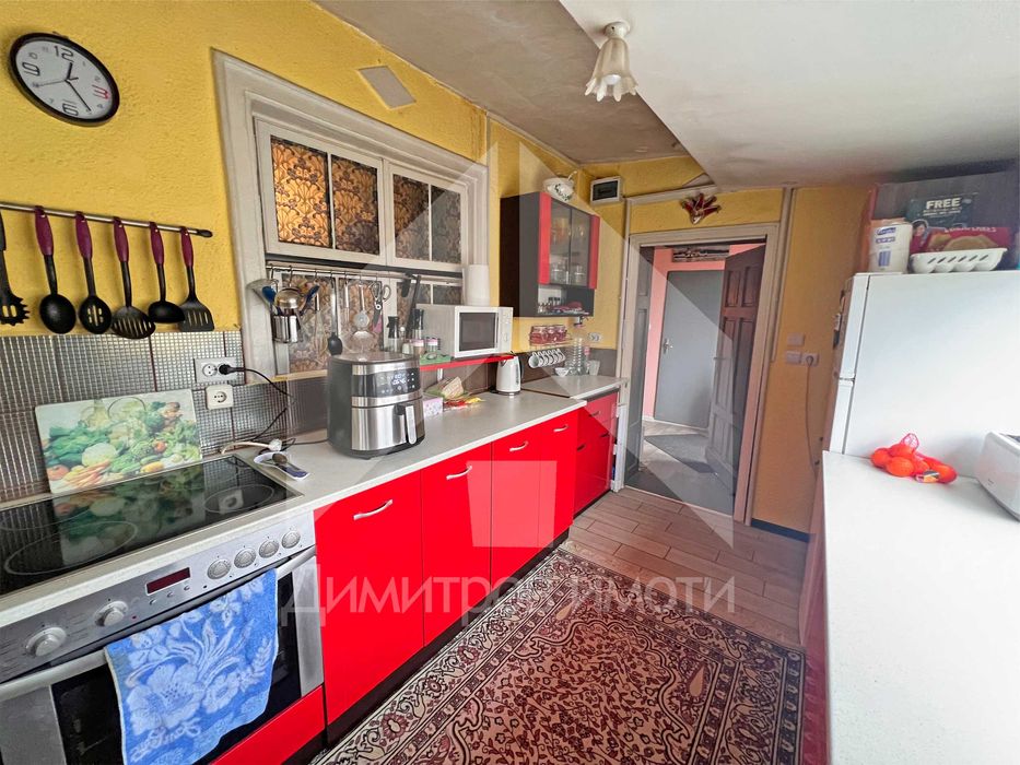 Продава еднофамилна, реновирана къща със 762 кв.м. двор в гр. Плиска.