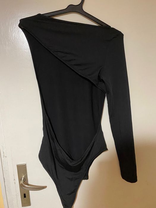 Боди с изрязан гръб