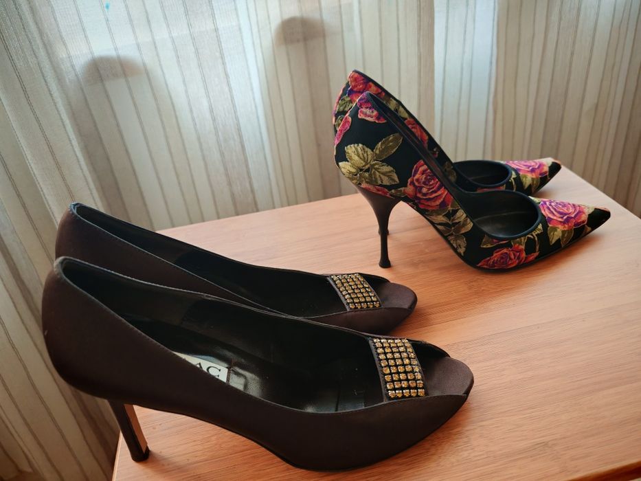 Pantofi stiletto Casadei negri floral