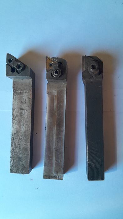 Vând cuțite de strung