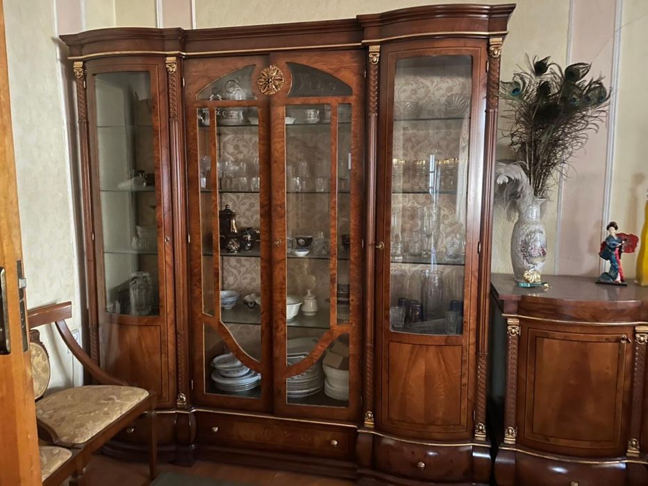 Шкаф , камод , стол и 10 стульев