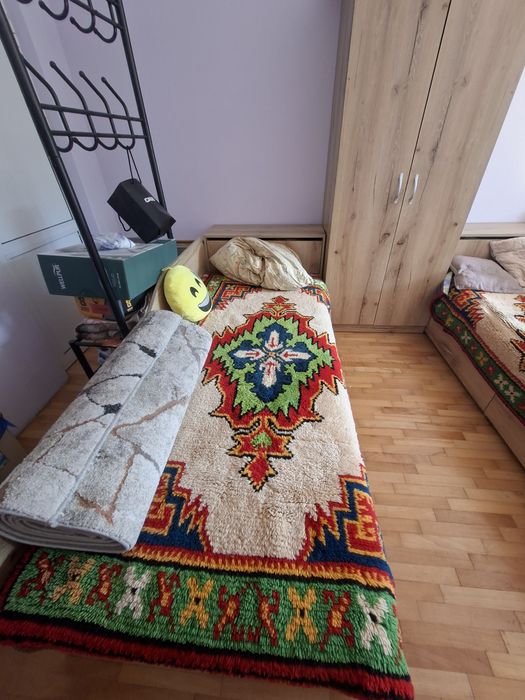 2 дървени легла с матраци и ракли