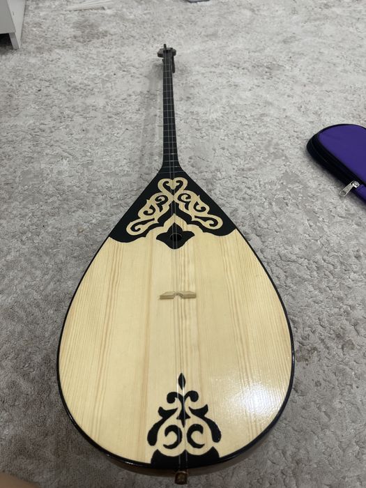 Домбыра өте қазақи стильде