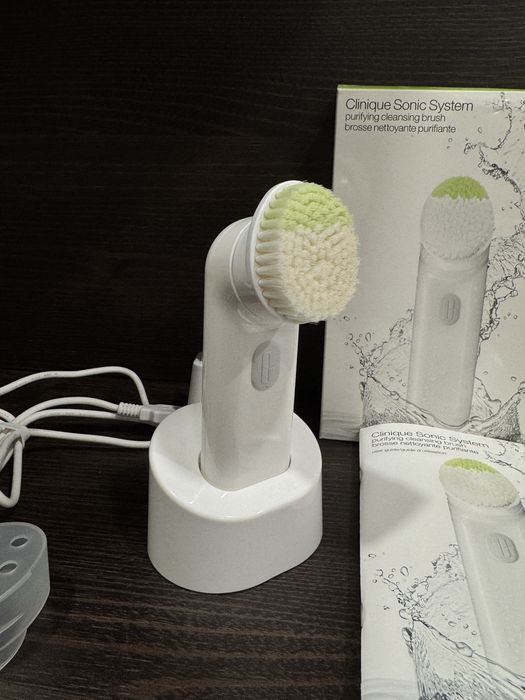 Clinique sonic system ултразвукова четка за лице + подарък масажна