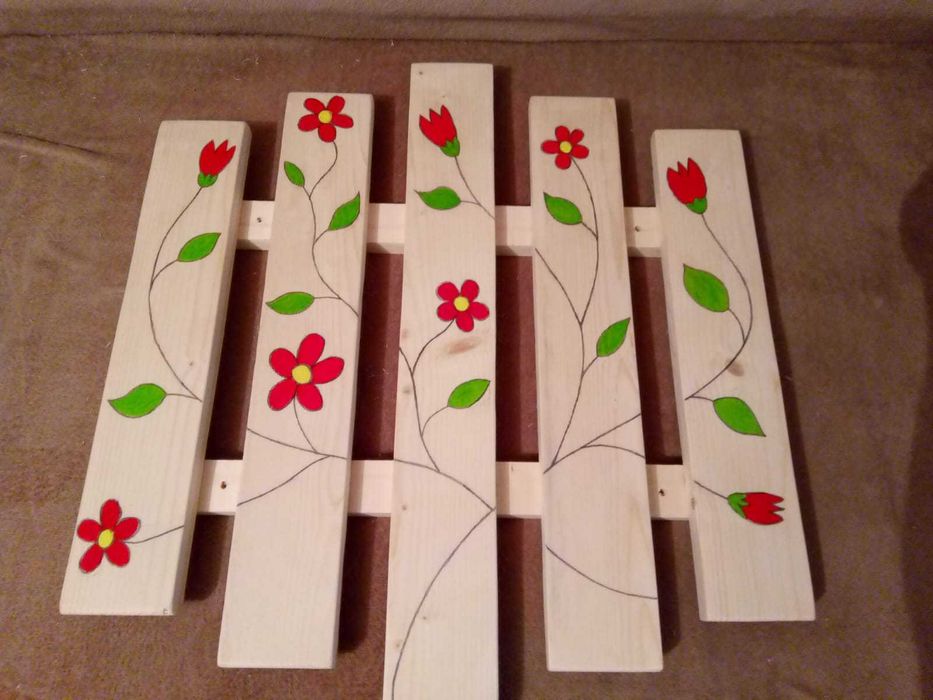 Cuier lemn lucrat manual si pictat in culori acrilice