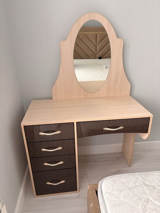 Дамский столик в хорошем состоянии