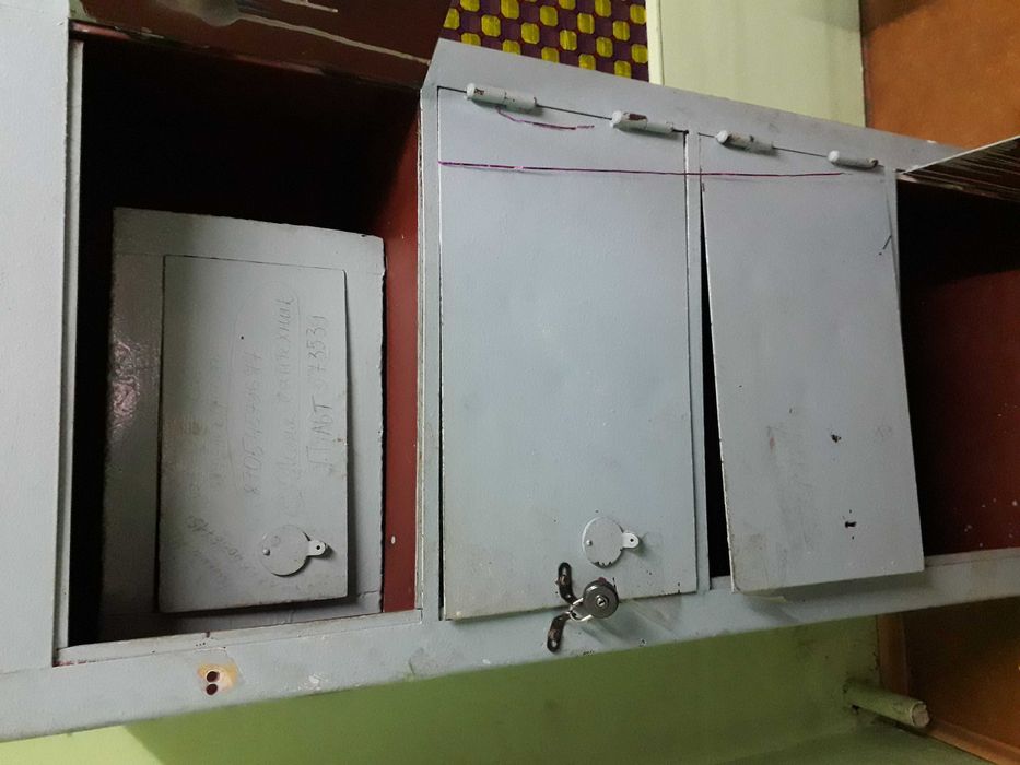 Сейф б/у  железный
