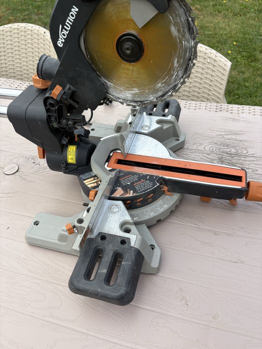 Ferastrau circular de masa