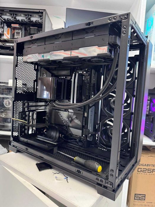 PC High Lian Li Ryzen 9950x3d,RTX 5090,64GB,2T,X870e,Tva+Bonus Monitor