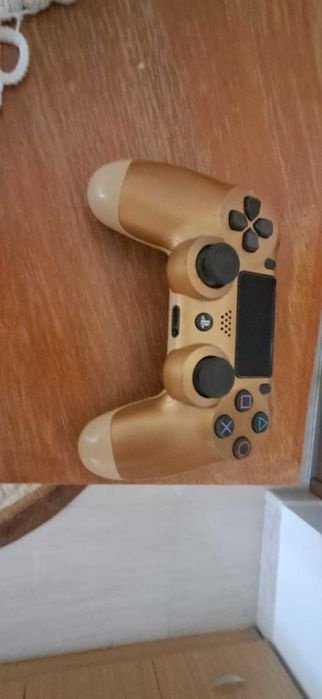 2 Controler PS4 negru si auriu