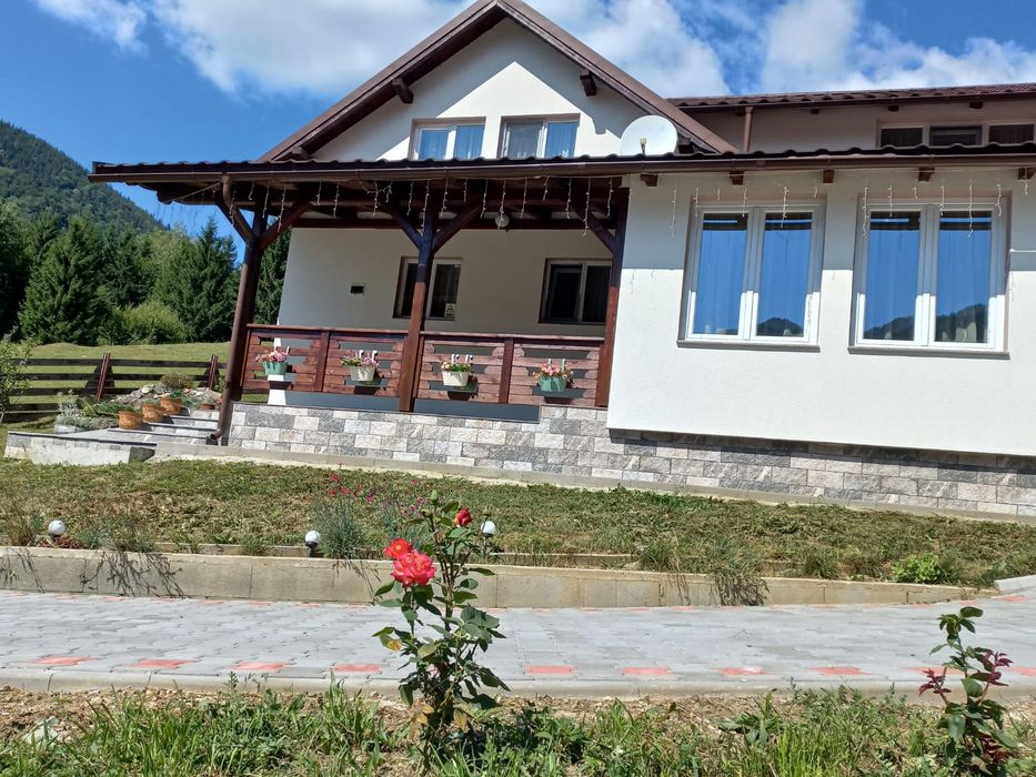 Închiriez cabana de  la Piatra-Fântânele, jud. B-N.