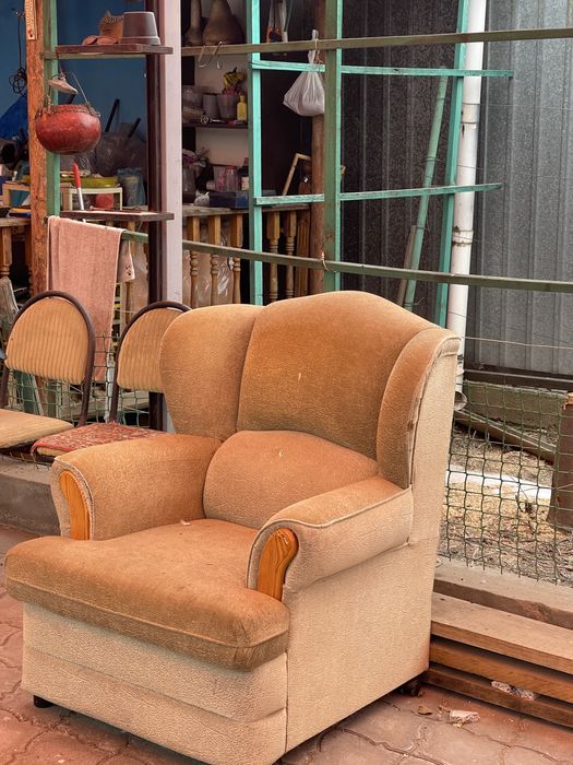 Кресло большое одно