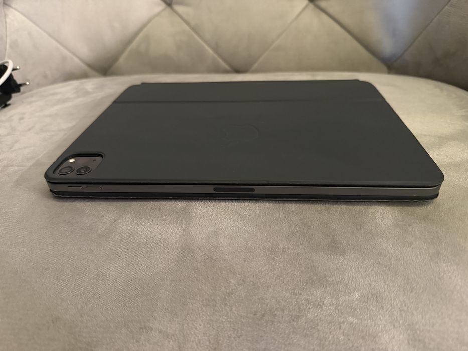 iPad Pro 11" (2020) – 256GB, Wi-Fi, impecabil + Magic Keyboard