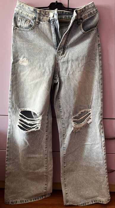 Скъсани, широки, светлосини дънки