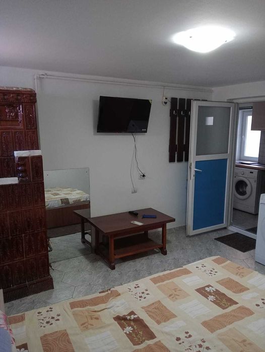 Închiriez garsoniera la curte