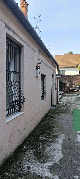 Studio la curte de inchiriat