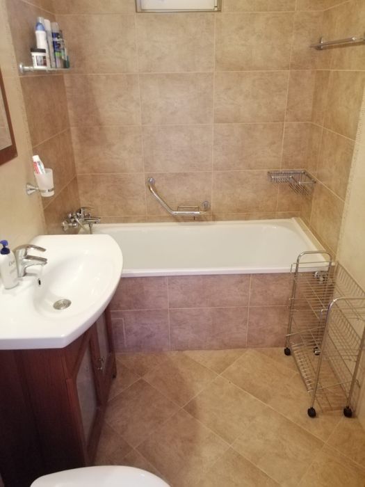 Închiriez casă 3 dormitoare , 3 bai, living ,bucătărie ,dressing!