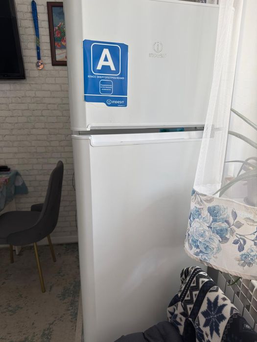 Продам холодильник indesit