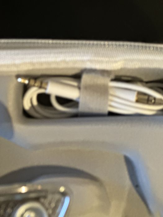 Слушалки Ариана Гранде