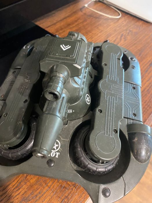 Игрушка танк на пульте управления