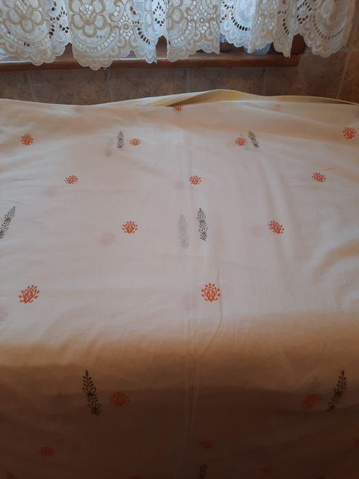 Fata de masa indiana cu broderie aplicata manual