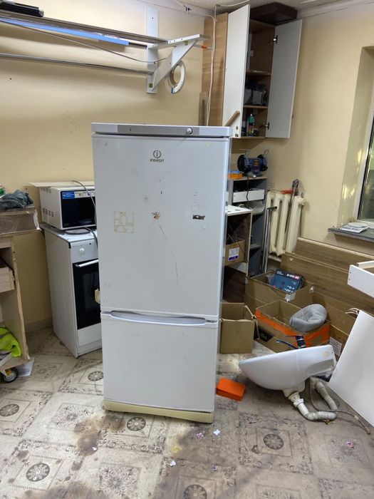 Холодильник . В хорошем состояние