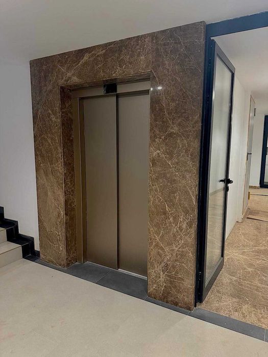 Дизайнерски обзаведен тристаен апартамент