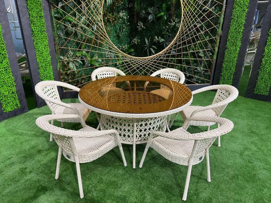 Плетеная и пластиковые.  Rotan To'qilgan stol stul