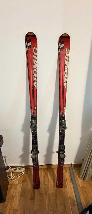 Vand 4 perechi de schiuri cu 1000 lei