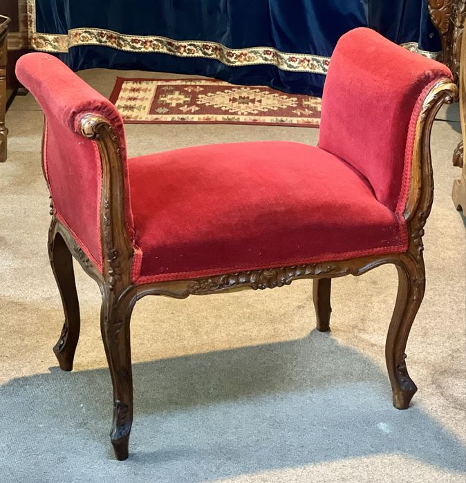 Băncuță vintage cu lemn sculptat – stil clasic elegant