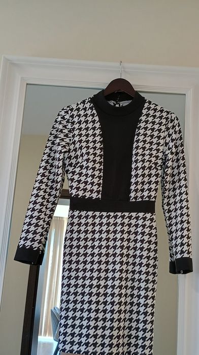 Рокля с ръкави,подходяща за сезона.